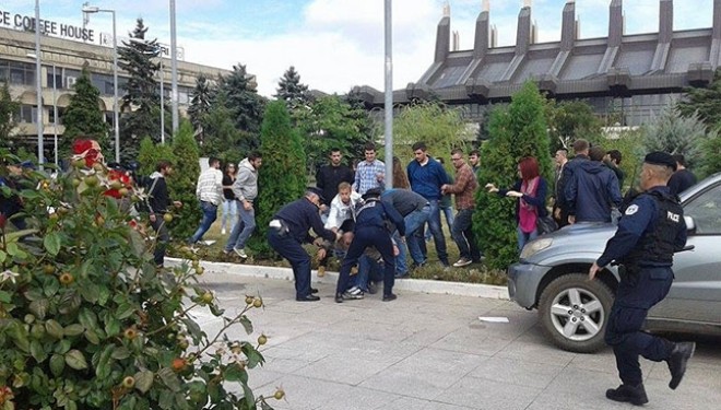 Policia: 55 vetura me goma të dëmtuara, 15 aktivistë të VV’së të arrestuar