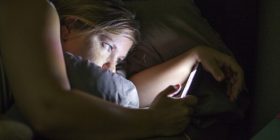 Si ndikon ndricimi i telefonit tek truri dhe trupi juaj