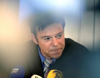 Facebook ia bllokon konton politikanit zviceran që ironizoi me refugjatët shqiptarë