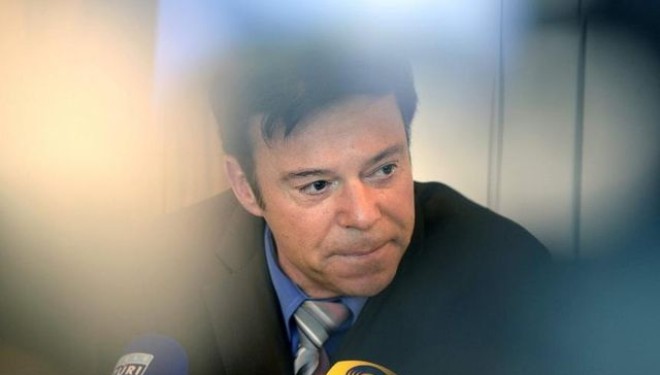 Facebook ia bllokon konton politikanit zviceran që ironizoi me refugjatët shqiptarë