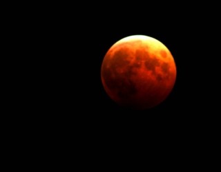 Bëhuni gati për të parë eklipsin dhe “Hënën e Kuqe”