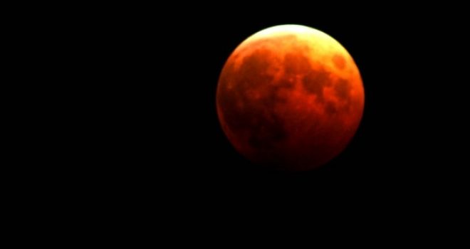 Bëhuni gati për të parë eklipsin dhe “Hënën e Kuqe”