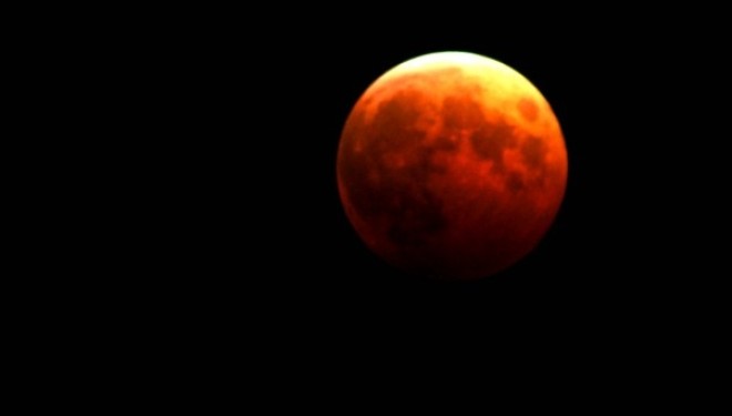 Bëhuni gati për të parë eklipsin dhe “Hënën e Kuqe”