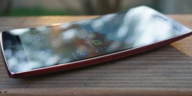 LG ka nisur prodhimin në masë të ekraneve të lakuara