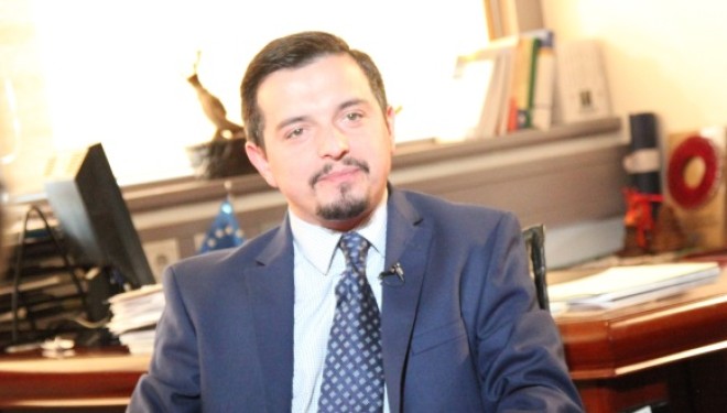 Zv/ministri Ilazi blen biletë biznes-klasë për në Poloni, por ia zë vendin Grabovci (Video)
