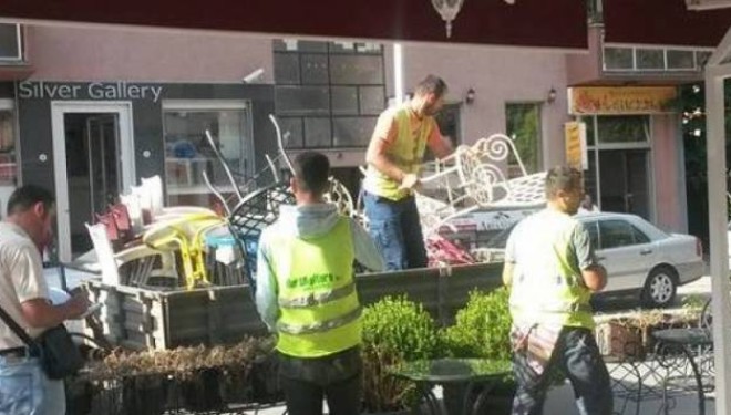 Aksioni i komunës dhe policisë, largojnë të gjitha tavolinat në tarraca të kafeterive