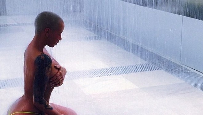 Asgjë për të fshehur! Amber Rose shfaq “arsenalin” (Foto)