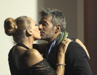 Barbara de Rosi, ndez pasionin e të fejuarit të ri, puthje dhe përkëdhelje hot (Foto)