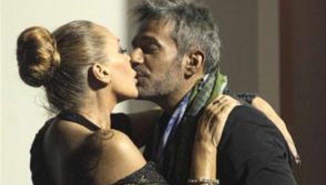 Barbara de Rosi, ndez pasionin e të fejuarit të ri, puthje dhe përkëdhelje hot (Foto)