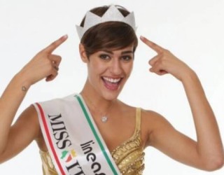Basketbollistja shpallet “Miss Italia 2015” (Foto/Video)