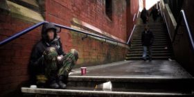 Veterani anglez që ka shërbyer në Kosovë tani ka mbetur pa shtëpi (Foto)