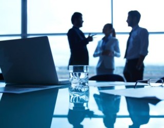 Partitë politike kanë “zaptuar” ndërmarrjet publike