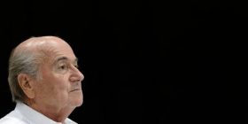 Blatter befason të gjithë, mbetet në krye të FIFA’s