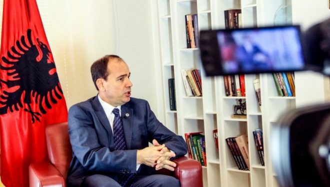 Bujar Nishani: Roli paternalist i Shqipërisë s’e ndihmon Kosovën (Video)