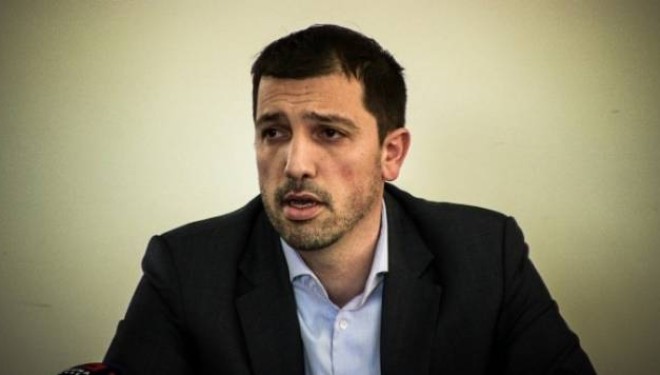 Dardan Sejdiu i reciton vargjet e Naim Frashërit (Foto)