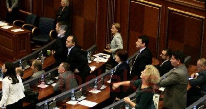 Deputetja Izmaku: Gratë e opozitës, shembull i keq edhe për fëmijët e tyre