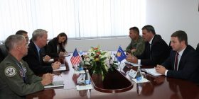 Ministri i FSK-së Haki Demolli priti ambasadorin e SHBA-ve zotin Greg Delavie