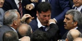 Disa raste kur politikanët në vende të ndryshme janë grushtuar (Foto)