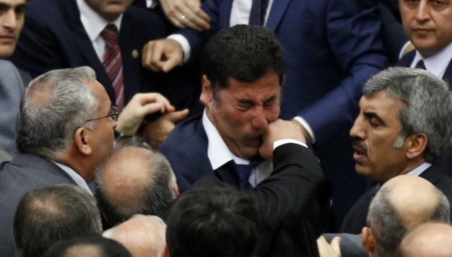 Disa raste kur politikanët në vende të ndryshme janë grushtuar (Foto)