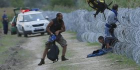 Greqi, mijëra migrantë ikin nga zjarri në kamp