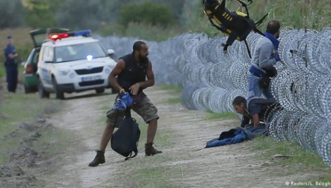 Greqi, mijëra migrantë ikin nga zjarri në kamp