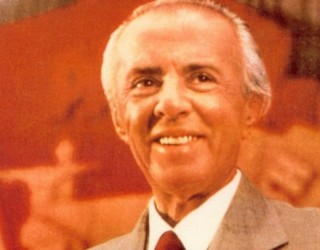Kur Enver Hoxha i këndonte Kaçanikut (Video)