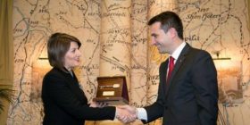 Erion Veliaj i jep “Çelësin e Qytetit” presidentes së Kosovës