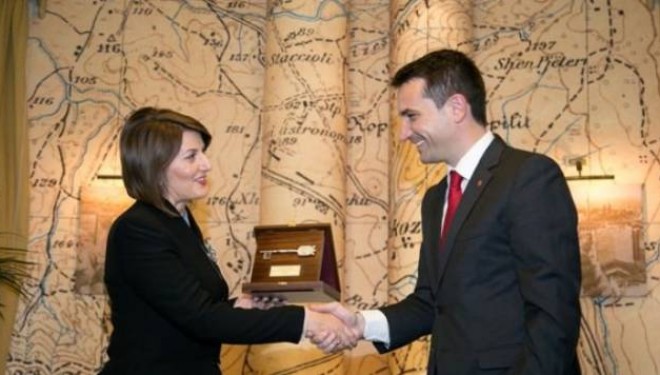 Erion Veliaj i jep “Çelësin e Qytetit” presidentes së Kosovës