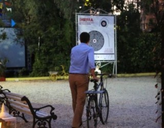 Një grua godet me shpullë Erion Veliajn