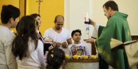 Refugjatët po ndërrojnë fe veç të marrë azil