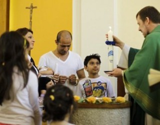 Refugjatët po ndërrojnë fe veç të marrë azil