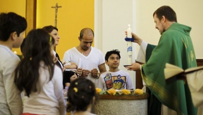 Refugjatët po ndërrojnë fe veç të marrë azil