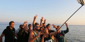 Kështu gëzohen refugjatët që arrijnë gjallë në tokë (FOTO)