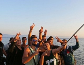 Kështu gëzohen refugjatët që arrijnë gjallë në tokë (FOTO)