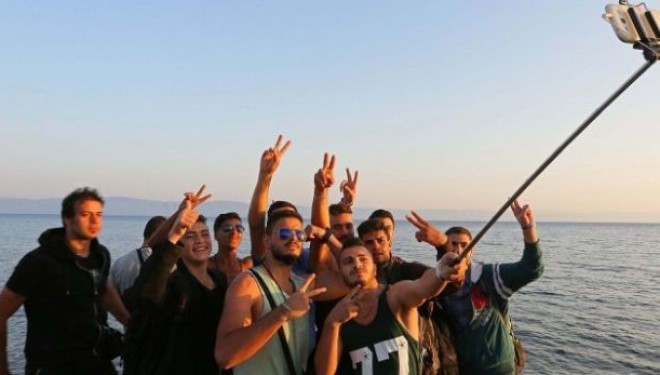 Kështu gëzohen refugjatët që arrijnë gjallë në tokë (FOTO)