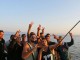 Kështu gëzohen refugjatët që arrijnë gjallë në tokë (FOTO)