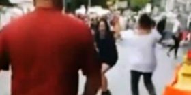 I këput gishtin me dhëmbë dashnores së burrit pas sherrit në rrugë (Video)