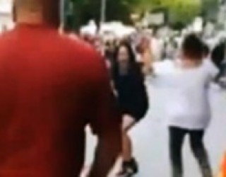 I këput gishtin me dhëmbë dashnores së burrit pas sherrit në rrugë (Video)