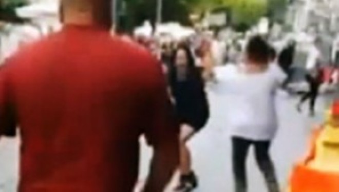 I këput gishtin me dhëmbë dashnores së burrit pas sherrit në rrugë (Video)