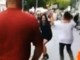 I këput gishtin me dhëmbë dashnores së burrit pas sherrit në rrugë (Video)