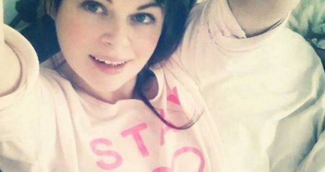 Kërcënohet me vdekje gruaja e cila postoi foto nga gjaku i ciklit menstrual (FOTO)