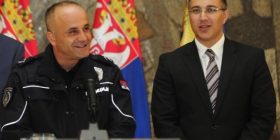 Serbia shpërblen policin shqiptar që e përqafoi djaloshin sirian