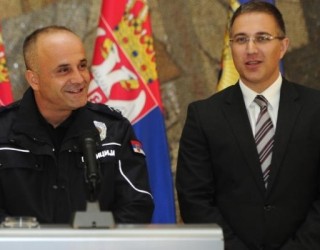 Serbia shpërblen policin shqiptar që e përqafoi djaloshin sirian