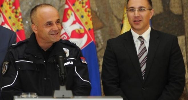 Serbia shpërblen policin shqiptar që e përqafoi djaloshin sirian