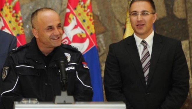 Serbia shpërblen policin shqiptar që e përqafoi djaloshin sirian