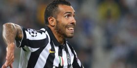 Carlos Tevez i thyen këmbën kundërshtarit (Video)