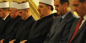 Myftiu u kërkon xhematit t’i ndihmojnë refugjatët