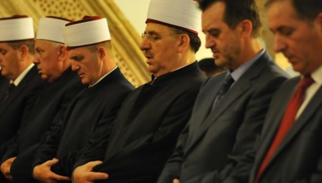 Myftiu u kërkon xhematit t’i ndihmojnë refugjatët