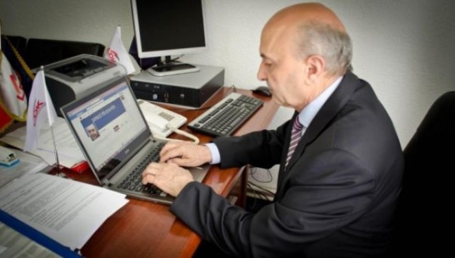 Kryeministri Mustafa po shqyrton mundësinë e mbylljes së llogarisë në Facebook (Video)