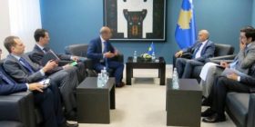 Isa Mustafa nuk e di me kë po takohet (Foto)